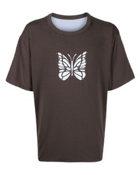 dunkelbraunes bedrucktes T-Shirt mit einem Rundhalsausschnitt von Needles