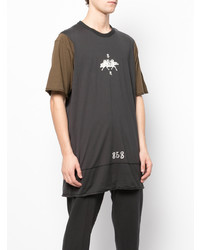 dunkelbraunes bedrucktes T-Shirt mit einem Rundhalsausschnitt von Ziggy Chen