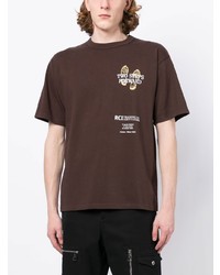 dunkelbraunes bedrucktes T-Shirt mit einem Rundhalsausschnitt von Reese Cooper® 