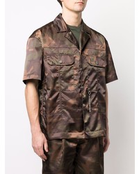 dunkelbraunes Camouflage Kurzarmhemd von Feng Chen Wang