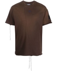 dunkelbraunes T-Shirt mit einem Rundhalsausschnitt mit Destroyed-Effekten von A-Cold-Wall*