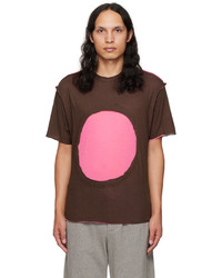 dunkelbraunes T-Shirt mit einem Rundhalsausschnitt mit Flicken
