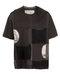 dunkelbraunes T-Shirt mit einem Rundhalsausschnitt mit Flicken von Ziggy Chen