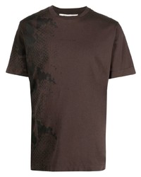 dunkelbraunes T-Shirt mit einem Rundhalsausschnitt mit Schlangenmuster