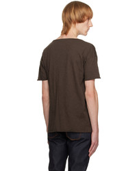dunkelbraunes T-Shirt mit einem Rundhalsausschnitt von Nudie Jeans