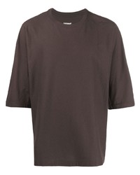 dunkelbraunes T-Shirt mit einem Rundhalsausschnitt von Homme Plissé Issey Miyake