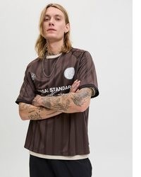 dunkelbraunes T-Shirt mit einem Rundhalsausschnitt von Jack & Jones