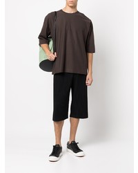 dunkelbraunes T-Shirt mit einem Rundhalsausschnitt von Homme Plissé Issey Miyake