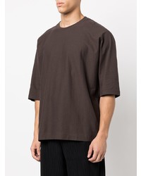 dunkelbraunes T-Shirt mit einem Rundhalsausschnitt von Homme Plissé Issey Miyake