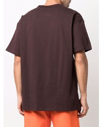 dunkelbraunes T-Shirt mit einem Rundhalsausschnitt von Nike