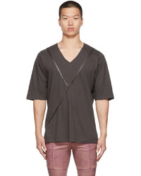 dunkelbraunes T-Shirt mit einem V-Ausschnitt von FREI-MUT