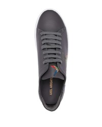 dunkelgraue bedruckte Leder niedrige Sneakers von Axel Arigato
