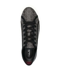 dunkelgraue bedruckte Leder niedrige Sneakers von Salvatore Ferragamo