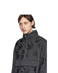 dunkelgraue bedruckte Windjacke von McQ Alexander McQueen