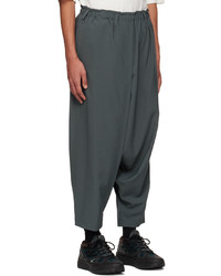 dunkelgraue Chinohose von 132 5. ISSEY MIYAKE