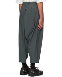 dunkelgraue Chinohose von 132 5. ISSEY MIYAKE