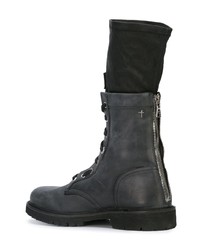 dunkelgraue flache Stiefel mit einer Schnürung aus Leder von RtA