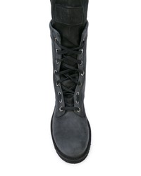 dunkelgraue flache Stiefel mit einer Schnürung aus Leder von RtA