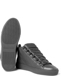 dunkelgraue hohe Sneakers aus Leder