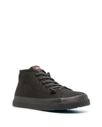 dunkelgraue hohe Sneakers von Camper