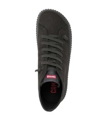 dunkelgraue hohe Sneakers von Camper