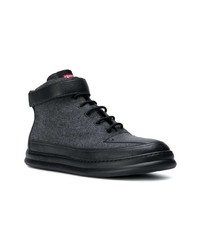 dunkelgraue hohe Sneakers von Camper