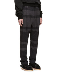 dunkelgraue horizontal gestreifte Hose von Sacai