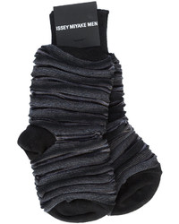dunkelgraue horizontal gestreifte Socken von Issey Miyake
