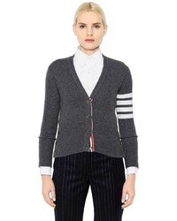 dunkelgraue horizontal gestreifte Strickjacke