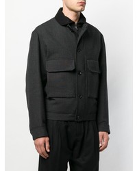 dunkelgraue Jacke mit einer Kentkragen und Knöpfen von Lemaire