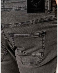 dunkelgraue Jeans mit Destroyed-Effekten