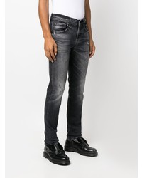 dunkelgraue Jeans mit Destroyed-Effekten von 7 For All Mankind