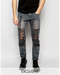 dunkelgraue Jeans mit Destroyed-Effekten