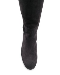 dunkelgraue kniehohe Stiefel aus Wildleder von Stuart Weitzman