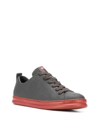 dunkelgraue Leder niedrige Sneakers von Camper