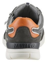 dunkelgraue Leder niedrige Sneakers von Mustang Shoes