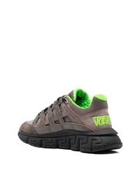 dunkelgraue Leder niedrige Sneakers von Versace