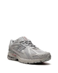 dunkelgraue niedrige Sneakers von New Balance