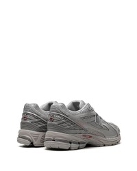 dunkelgraue niedrige Sneakers von New Balance