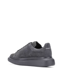 dunkelgraue niedrige Sneakers von Alexander McQueen