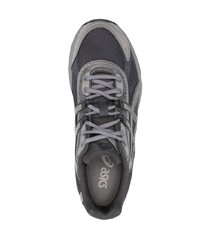 dunkelgraue niedrige Sneakers von Asics