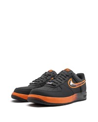 dunkelgraue niedrige Sneakers von Nike