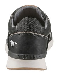 dunkelgraue niedrige Sneakers von Mustang Shoes
