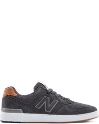 dunkelgraue niedrige Sneakers von New Balance