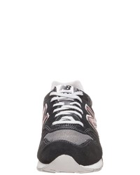 dunkelgraue niedrige Sneakers von New Balance