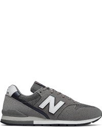 dunkelgraue niedrige Sneakers von New Balance