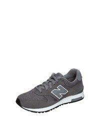 dunkelgraue niedrige Sneakers von New Balance