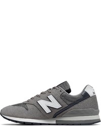 dunkelgraue niedrige Sneakers von New Balance