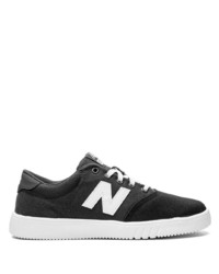 dunkelgraue niedrige Sneakers von New Balance