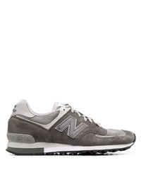 dunkelgraue niedrige Sneakers von New Balance